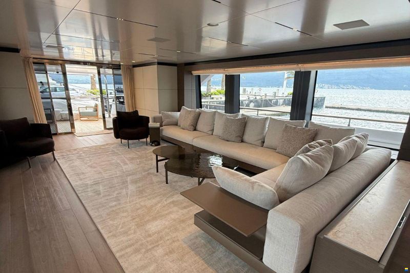 Ferretti Custom Line Navetta 42