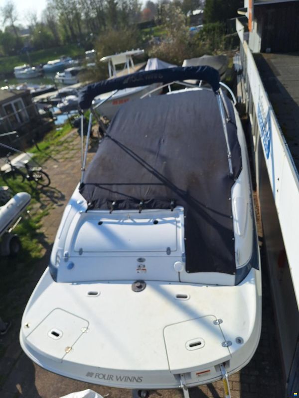 Four Winns Sundowner 225 Cuddy