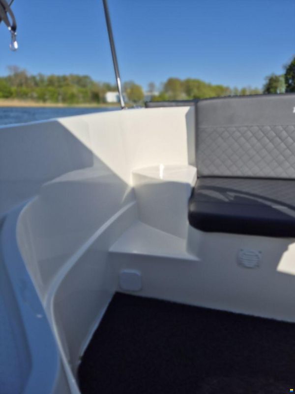 Topcraft 565 Tender