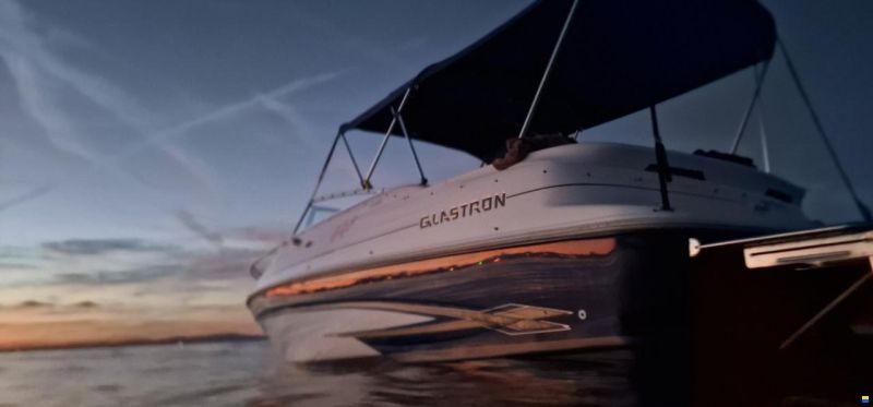 Glastron Motorschiff