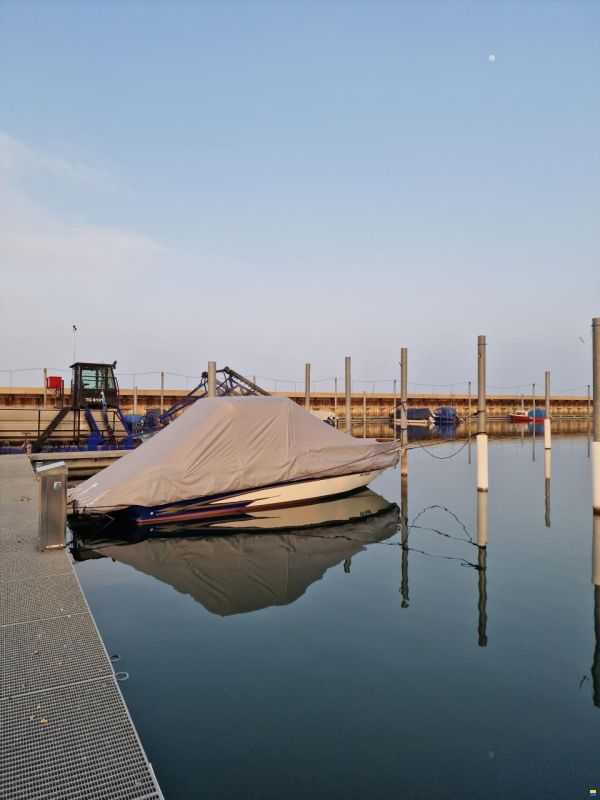 Glastron Motorschiff