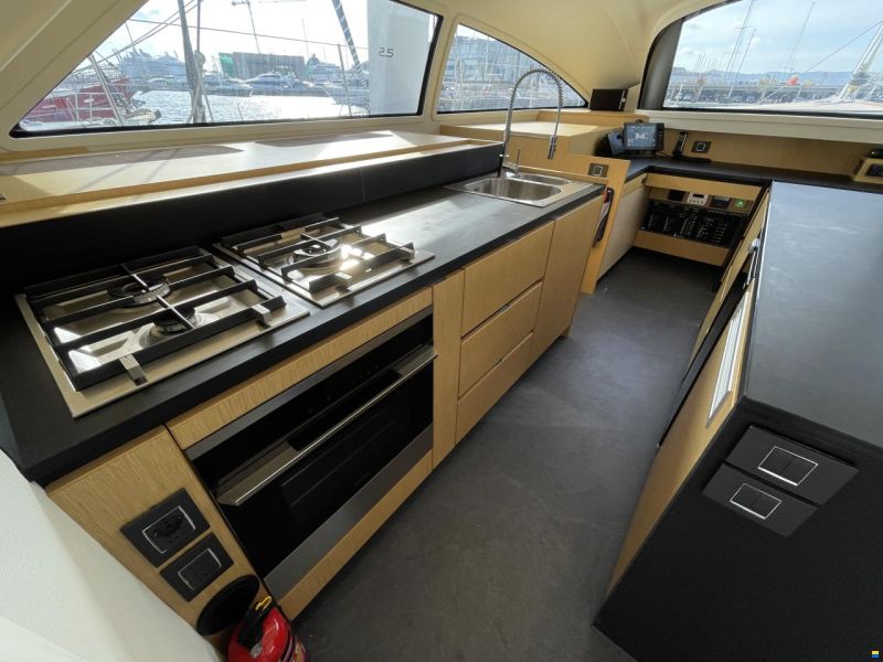 ICE CAT 61 Full Carbon