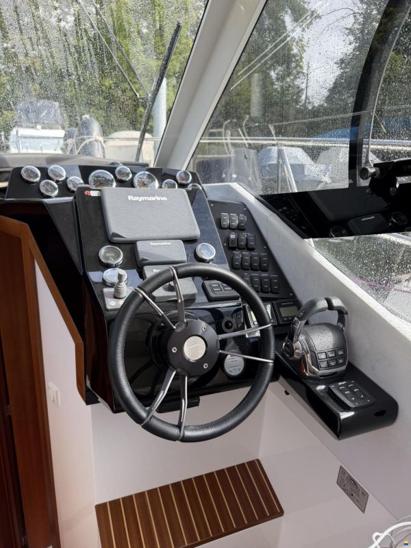 Galeon 300 Fly
