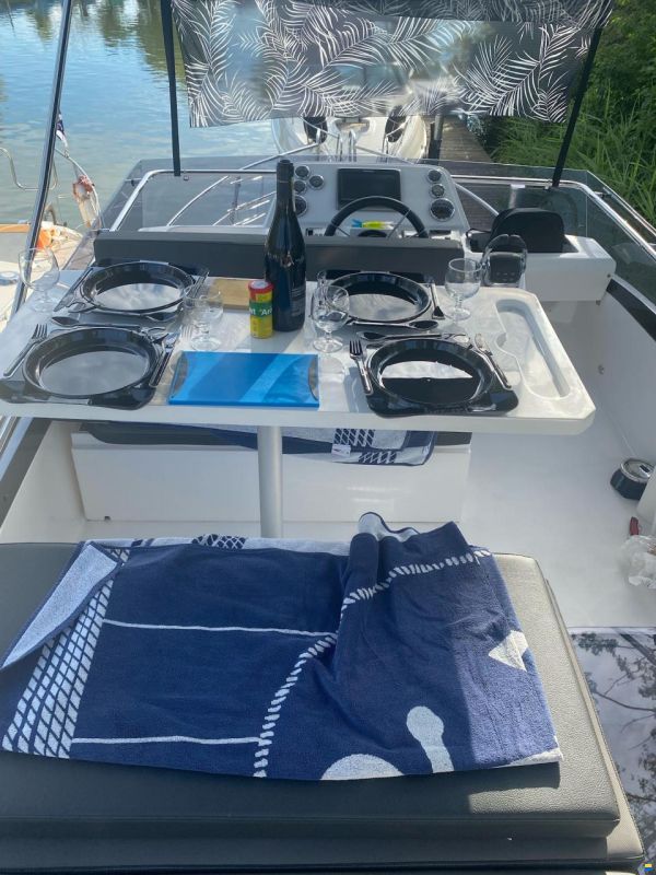 Galeon 300 Fly
