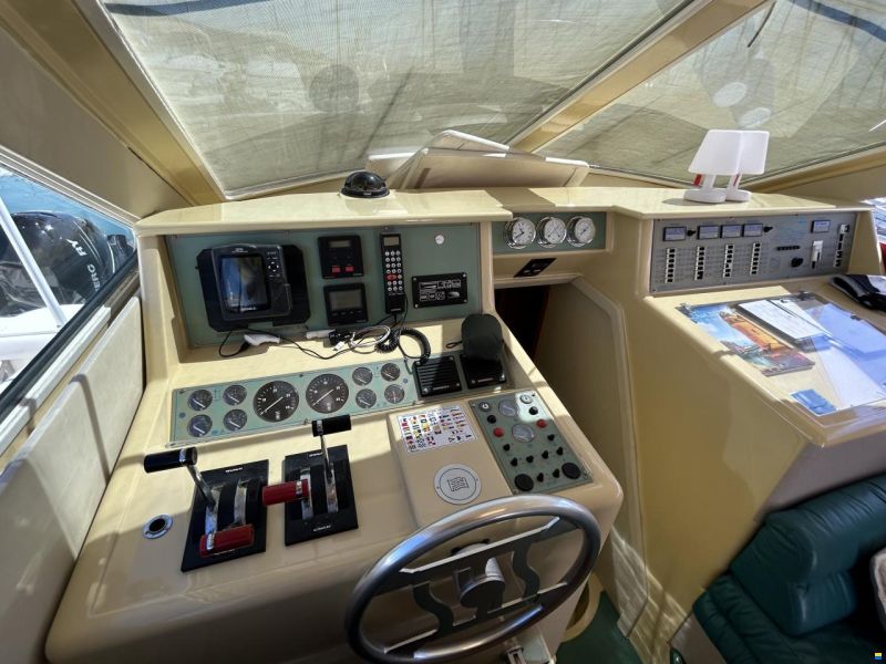 Ferretti 120 Fly UN MOTORE GUASTO