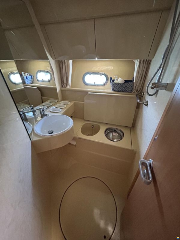 Ferretti 120 Fly UN MOTORE GUASTO