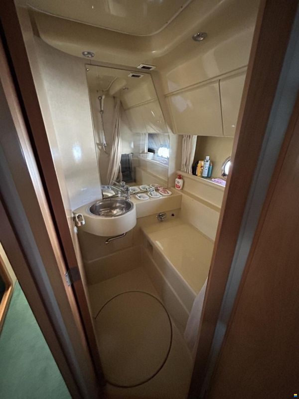 Ferretti 120 Fly UN MOTORE GUASTO