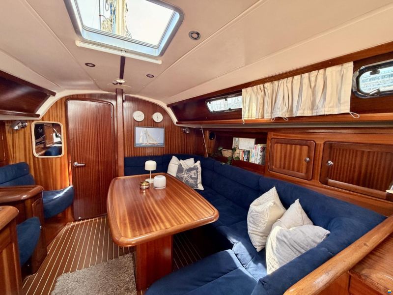 Bavaria 37