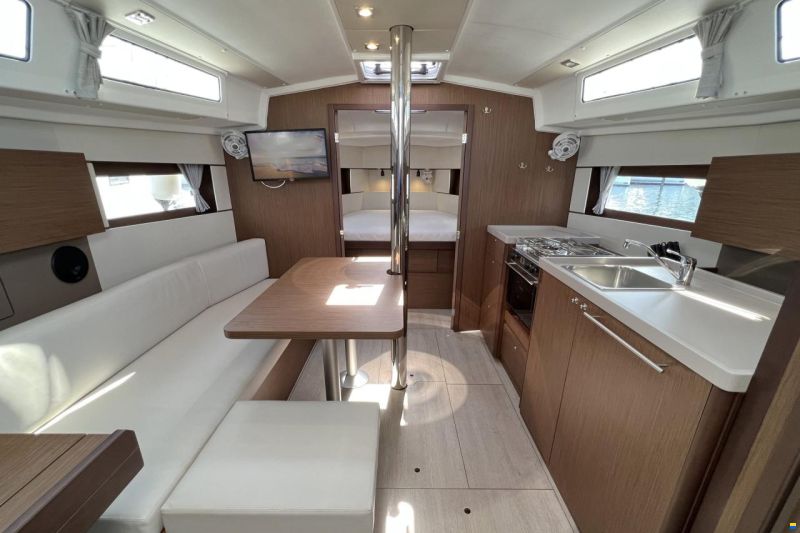Beneteau Oceanis 38.1