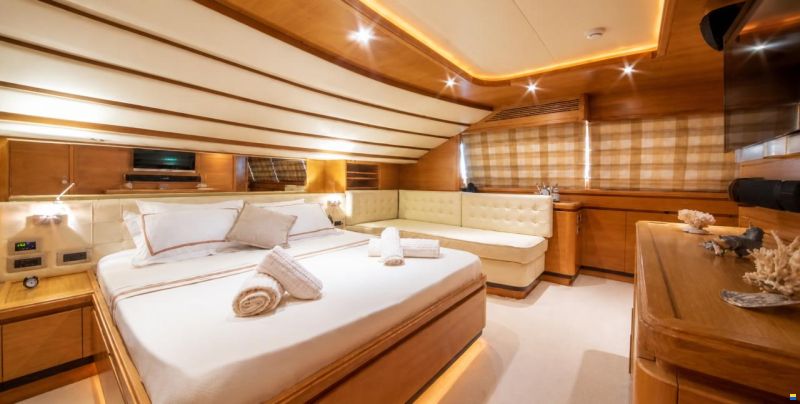Ferretti Custom Line 97 2007 KEEN-SELLER