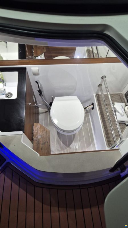 Axopar 28 Brabus Aft Cabin