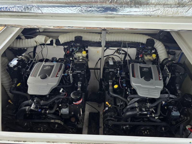 Rinker 310 Express Cruiser