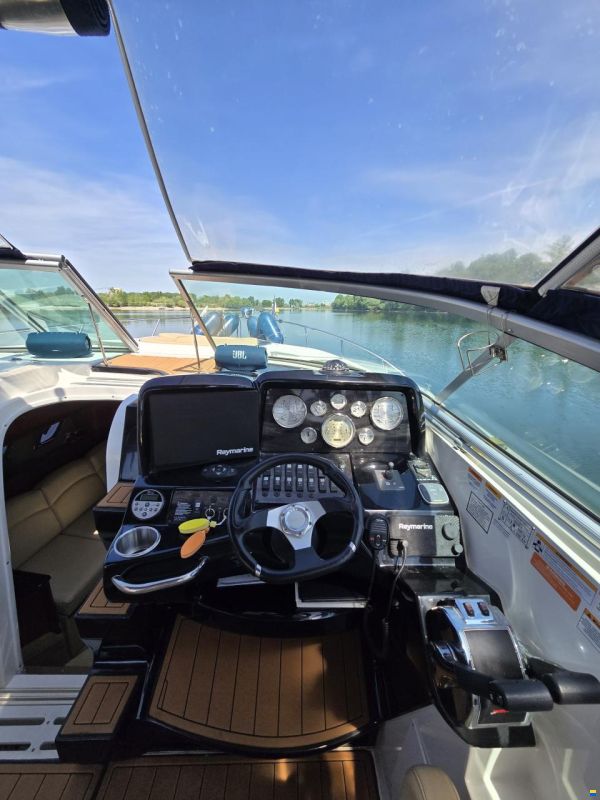 Rinker 310 Express Cruiser