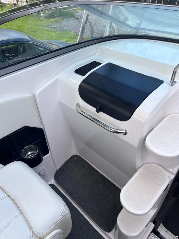 Regal 2250 Cuddy