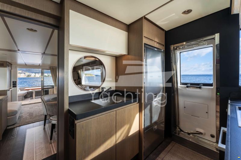 Azimut Magellano 66