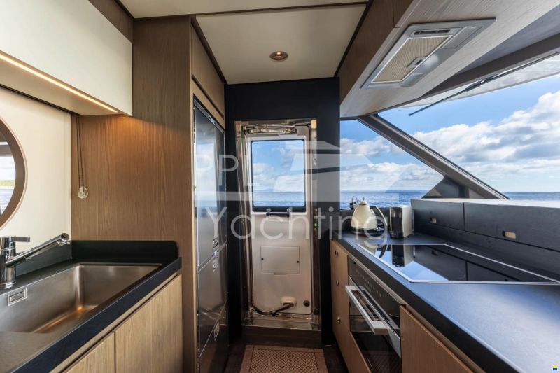Azimut Magellano 66