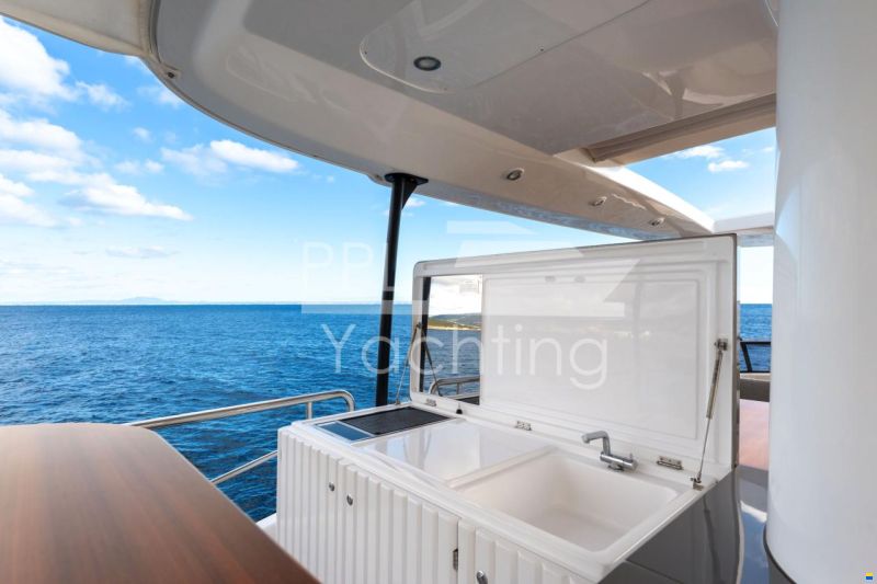 Azimut Magellano 66