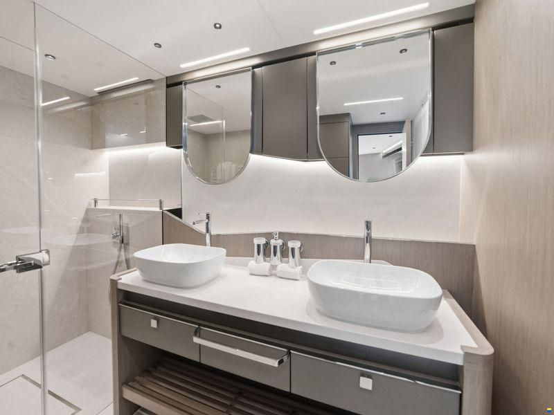 Sunseeker 100 Yacht