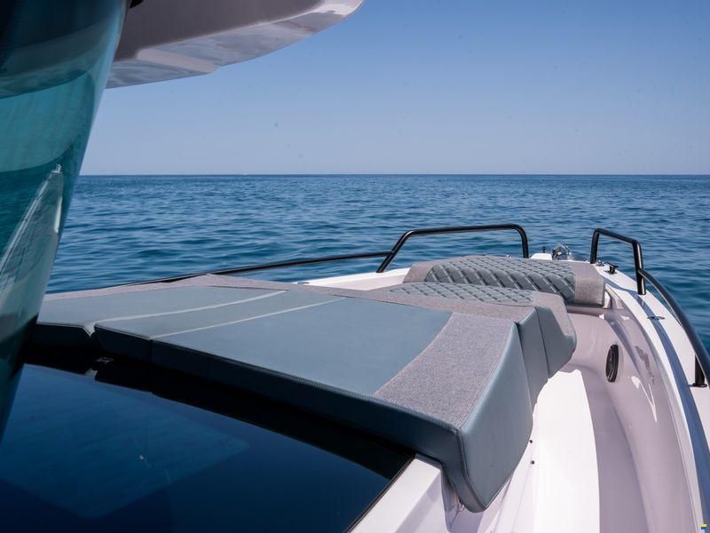 Axopar 37XC Cross Cabin