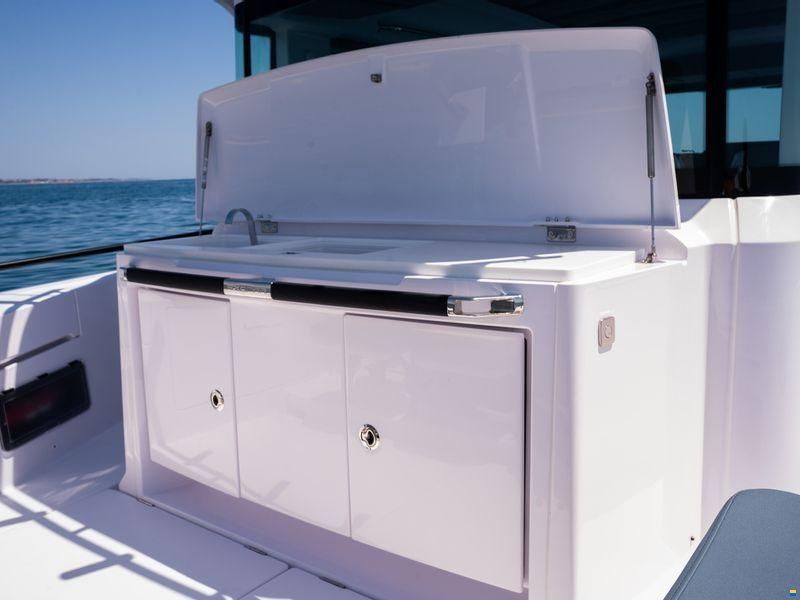 Axopar 37XC Cross Cabin