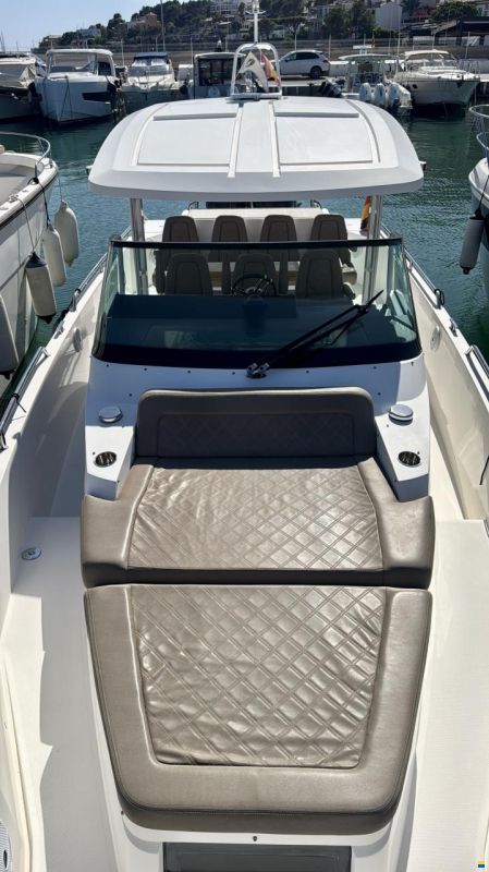Axopar 37 T-Top