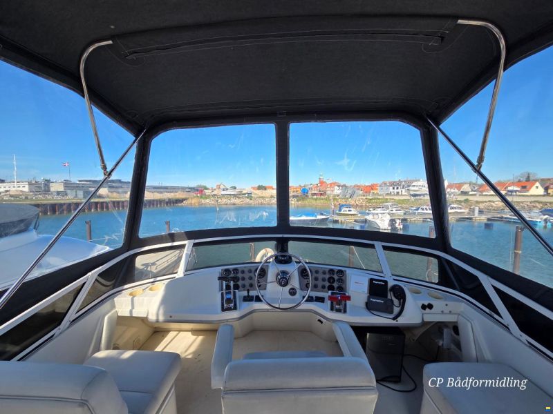 Carver 325 Flybridge Aft Cabin
