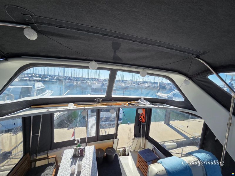 Carver 325 Flybridge Aft Cabin