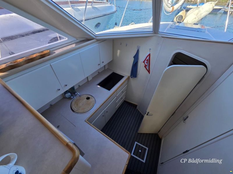 Carver 325 Flybridge Aft Cabin