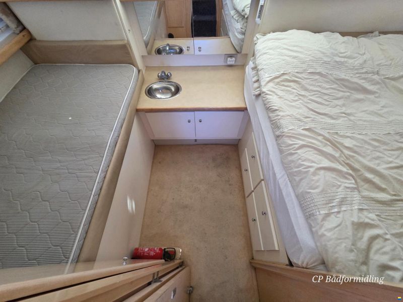 Carver 325 Flybridge Aft Cabin