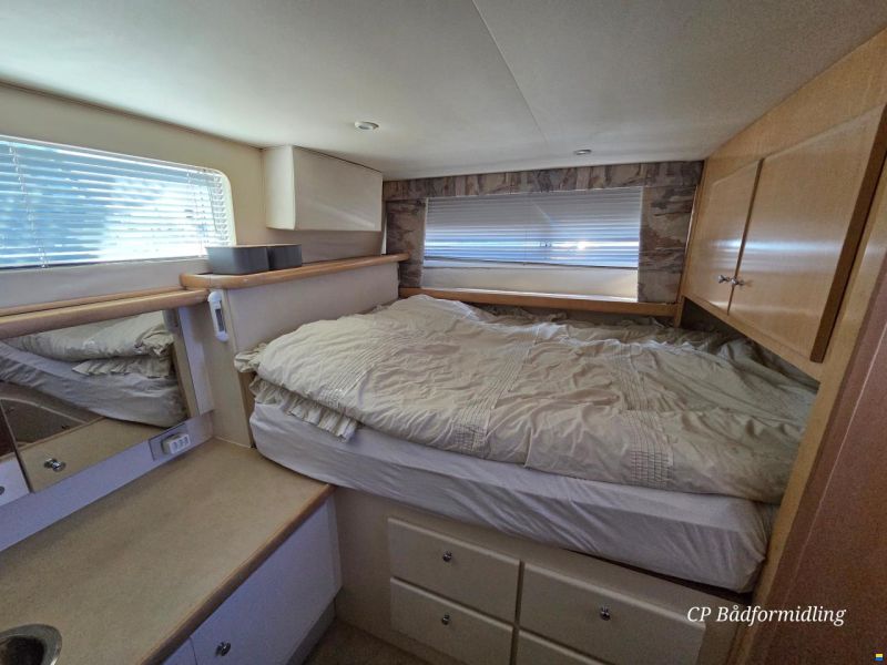 Carver 325 Flybridge Aft Cabin