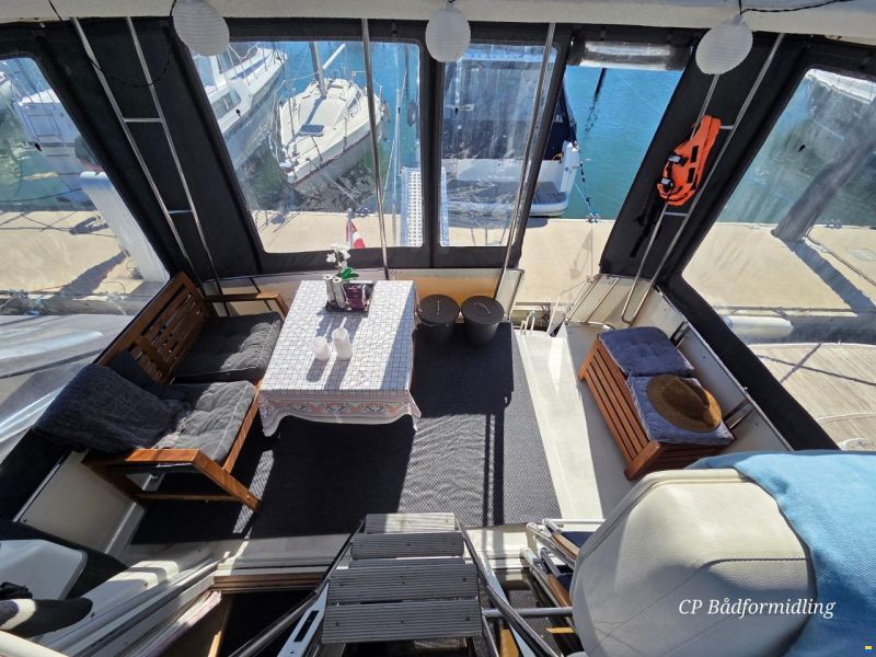 Carver 325 Flybridge Aft Cabin