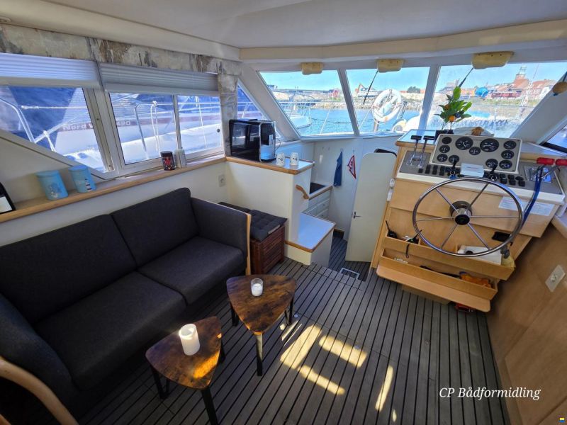 Carver 325 Flybridge Aft Cabin