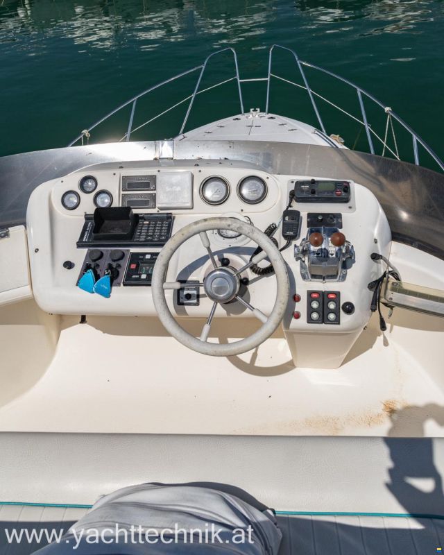 Sealine F33