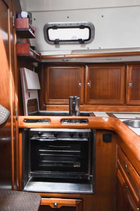 Bavaria 37