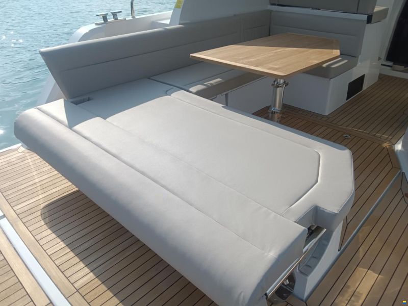 Sealine S335