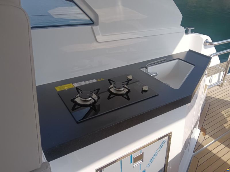 Sealine S335