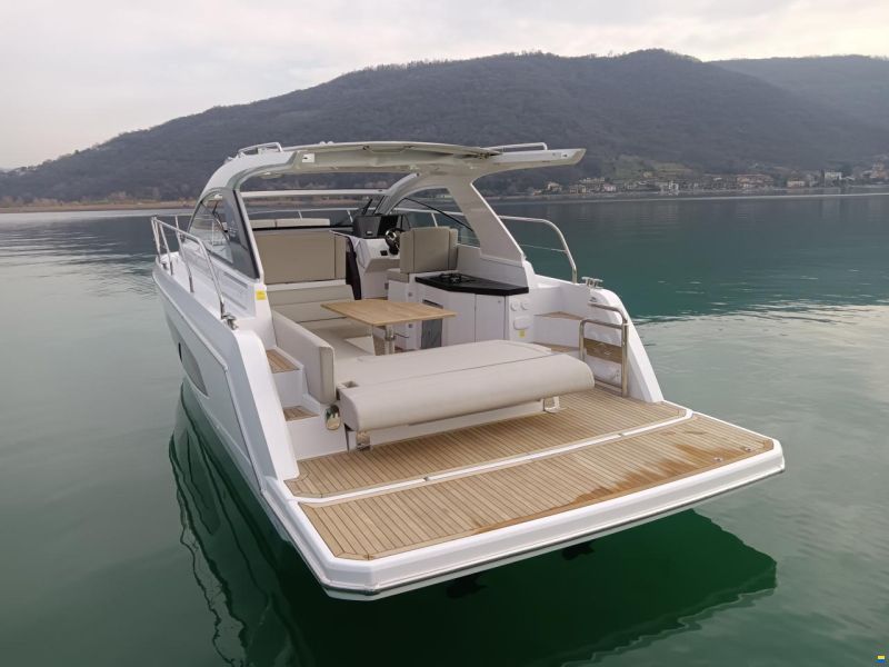 Sealine S335