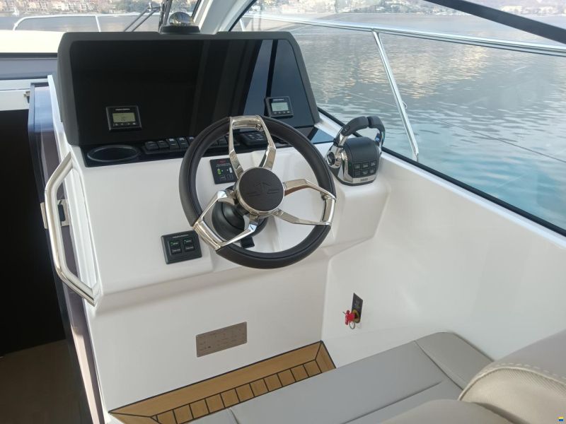 Sealine S335