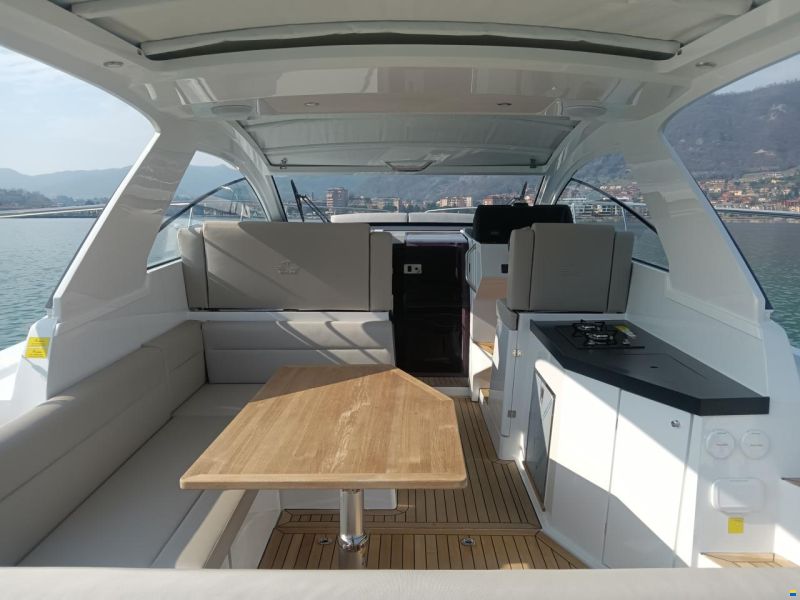 Sealine S335