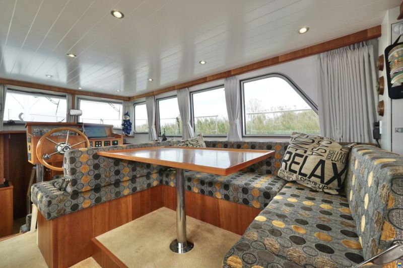 Serious Yachts Gently Low Bridge 45 Sedan