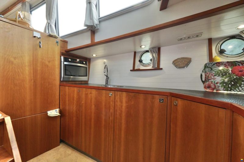 Serious Yachts Gently Low Bridge 45 Sedan