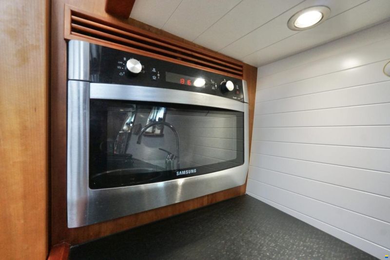 Serious Yachts Gently Low Bridge 45 Sedan
