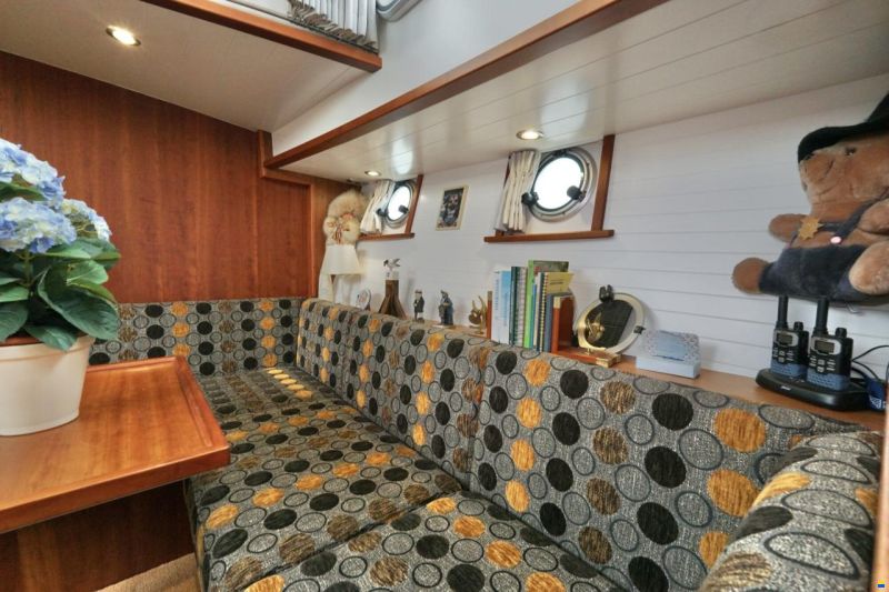 Serious Yachts Gently Low Bridge 45 Sedan