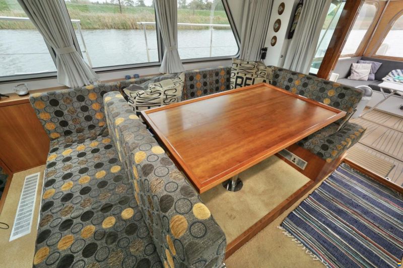 Serious Yachts Gently Low Bridge 45 Sedan