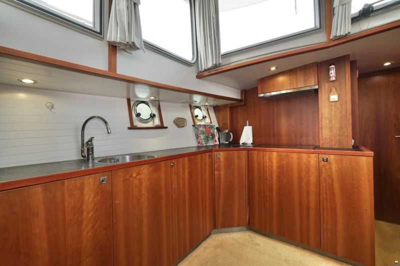 Serious Yachts Gently Low Bridge 45 Sedan