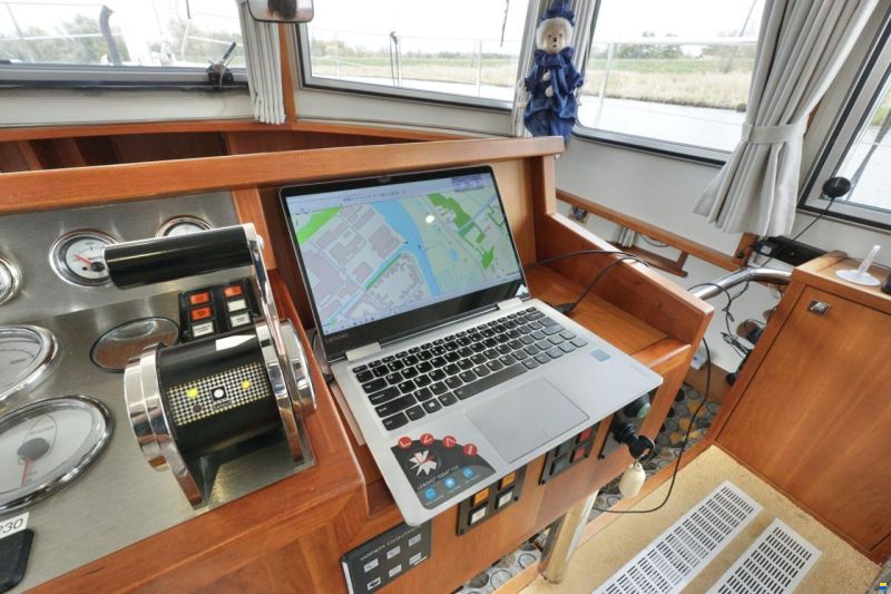 Serious Yachts Gently Low Bridge 45 Sedan