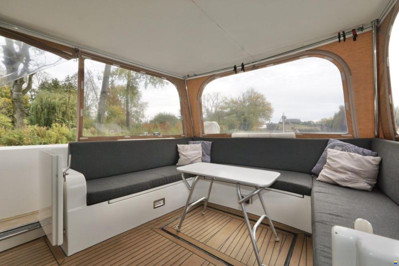 Serious Yachts Gently Low Bridge 45 Sedan