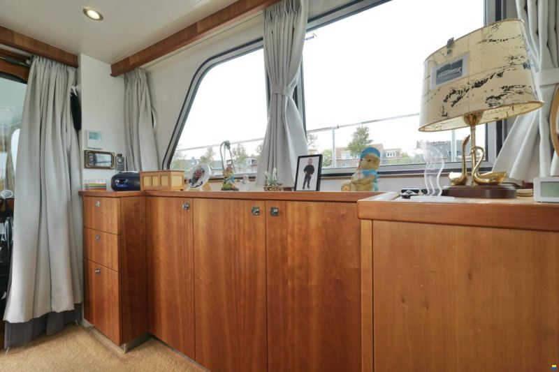 Serious Yachts Gently Low Bridge 45 Sedan