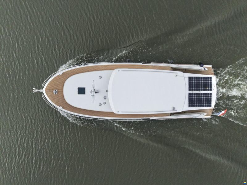 Serious Yachts Gently Low Bridge 45 Sedan