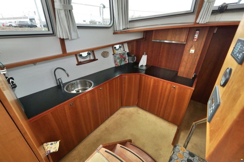 Serious Yachts Gently Low Bridge 45 Sedan